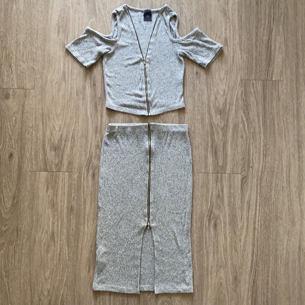 Grey zipper set